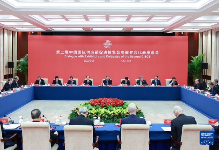 11月25日，國(guó)務(wù)院總理李強(qiáng)在北京同第二屆中國(guó)國(guó)際供應(yīng)鏈促進(jìn)博覽會(huì)參展參會(huì)企業(yè)代表座談。新華社記者 王曄 攝