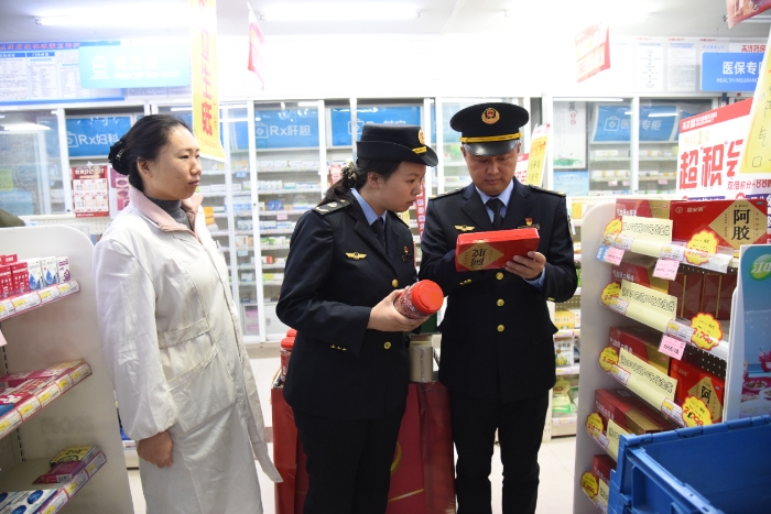 圖為11月29日，開封市市場監(jiān)管局城鄉(xiāng)一體化示范區(qū)分局金耀市場監(jiān)管所執(zhí)法人員在一家藥店檢查滋補類藥品的包裝、標簽。