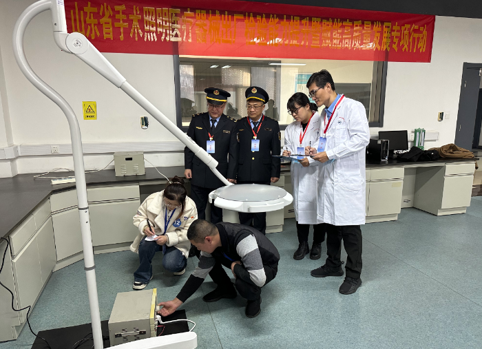 圖為參賽人員正在進(jìn)行手術(shù)輔助照明設(shè)備對(duì)地漏電流項(xiàng)目檢驗(yàn)考試。