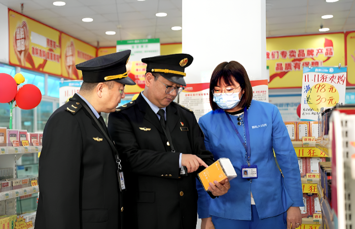 圖為12月9日，該局執(zhí)法人員在一家零售藥店通過(guò)檢查包裝信息查驗(yàn)中藥飲片。
