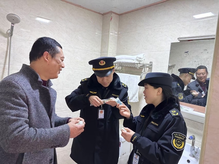 圖為12月10日，該局馬武鎮(zhèn)市場監(jiān)管所執(zhí)法人員在一家賓館檢查化妝品的標簽標識是否完整。