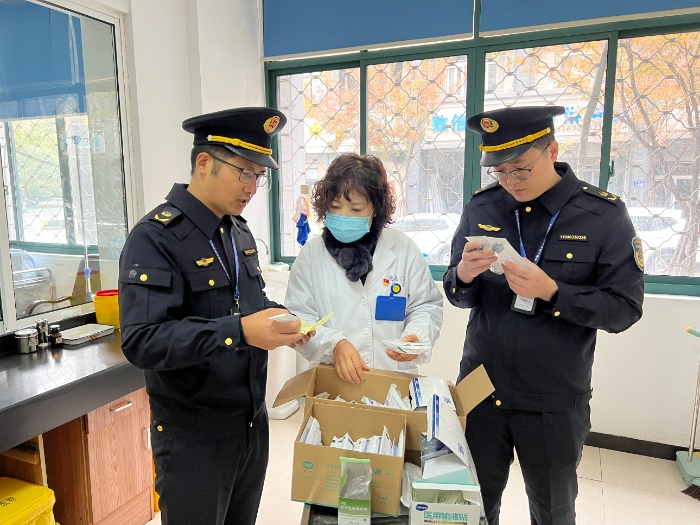 圖為該局執(zhí)法人員在一家民營(yíng)醫(yī)院檢查相關(guān)輸液器械的包裝、標(biāo)簽、采購(gòu)等是否符合規(guī)定。（黃元斌 孫建新 攝）