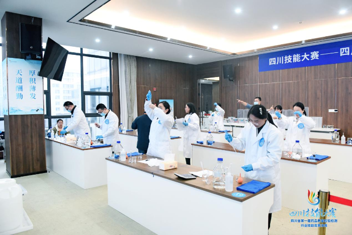 圖為化藥實(shí)操考試現(xiàn)場(chǎng)。