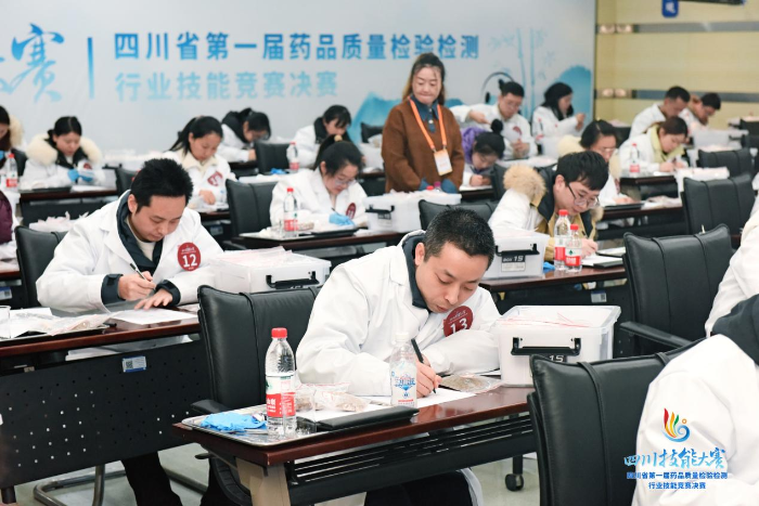 圖為中藥實(shí)操考試現(xiàn)場(chǎng)。