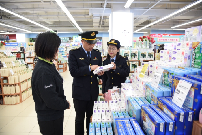 圖為該局執(zhí)法人員在一家超市內(nèi)檢查牙膏的標(biāo)簽標(biāo)識(shí)是否符合要求。