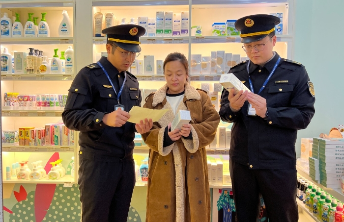 圖為該局執(zhí)法人員在一家母嬰店檢查兒童化妝品包裝、標(biāo)簽、購(gòu)進(jìn)驗(yàn)收等是否符合規(guī)定。（黃元斌 孫建新 攝）