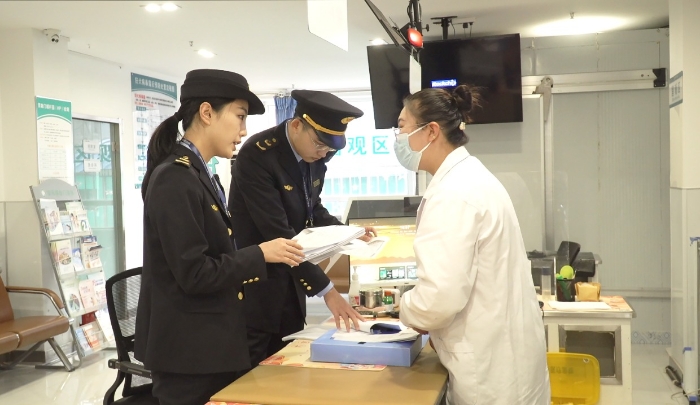 圖為該局執(zhí)法人員檢查安禾綜合門診部疫苗采購(gòu)、運(yùn)輸和儲(chǔ)存記錄單。