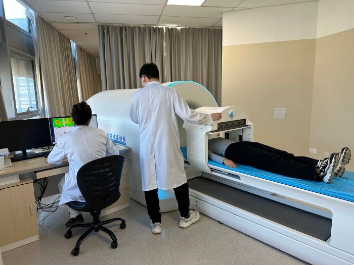 圖為醫(yī)院工作人員正準備為前來體檢的健康人群開展心磁檢測。（齊桂榕 攝）