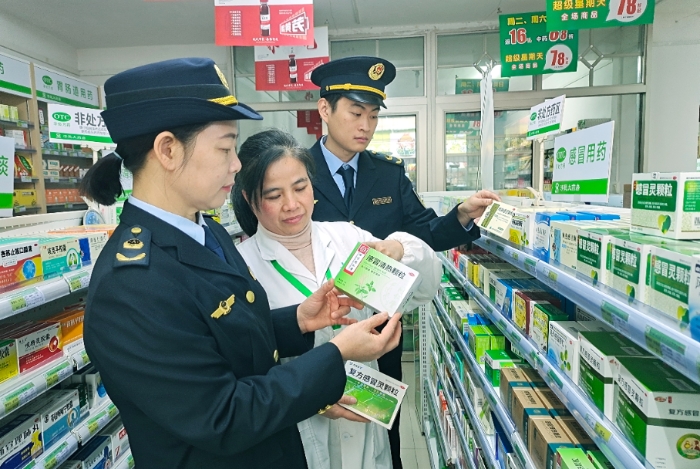 圖為2月6日，該局執(zhí)法人員對一家藥店在售藥品進行檢查。（通訊員 王雨林攝）