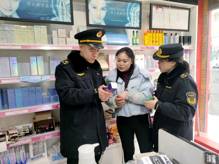 圖為2月18日，該局執(zhí)法人員在一家專賣店檢查化妝品銷售情況。