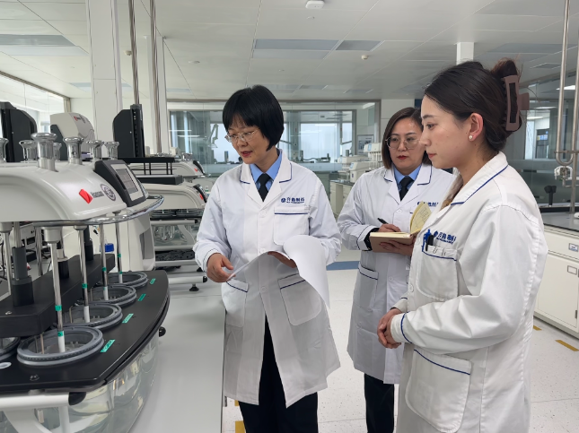 圖為監(jiān)管人員在企業(yè)QC實(shí)驗(yàn)室詢問(wèn)溶出儀的操作規(guī)程、儀器校準(zhǔn)、性能確認(rèn)等情況。