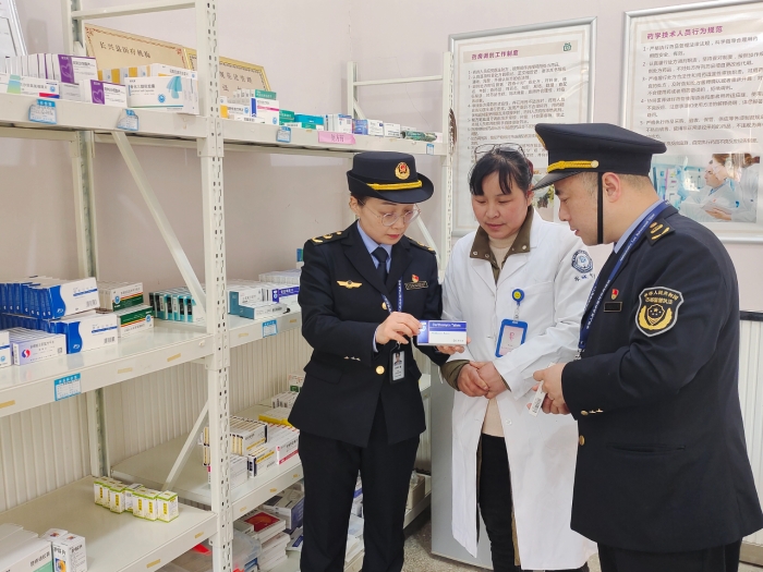 圖為該局執(zhí)法人員在一家衛(wèi)生服務(wù)站內(nèi)進行現(xiàn)場檢查指導(dǎo)。（李文 孫建新 攝）