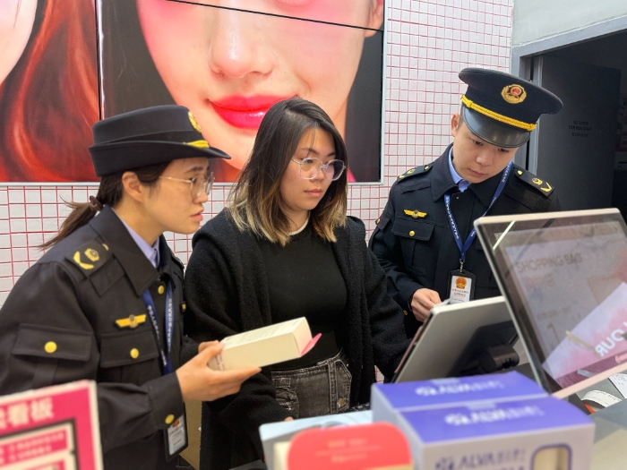 圖為該局執(zhí)法人員在一家化妝品賣(mài)場(chǎng)檢查。（孫俊輝 孫建新攝）
