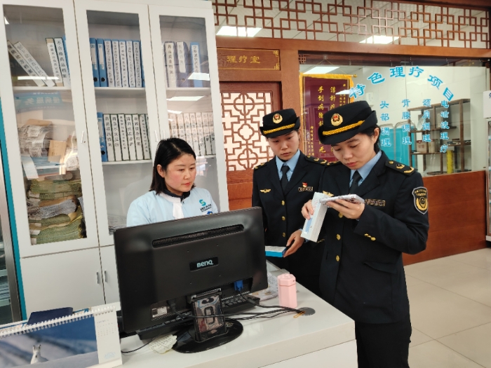 圖為2月26日，該局執(zhí)法人員在一家藥店檢查藥品網(wǎng)絡(luò)銷售情況。（通訊員韓吳琦 攝）