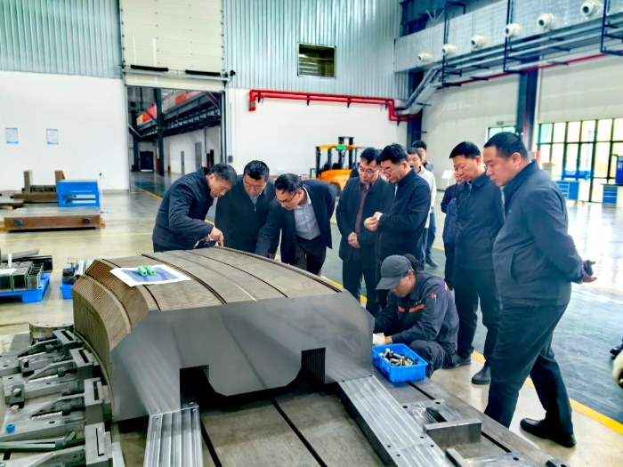 圖為中國(guó)工程院院士夏佳文為調(diào)研組講解重離子治療裝置偏轉(zhuǎn)磁鐵的部分組件。