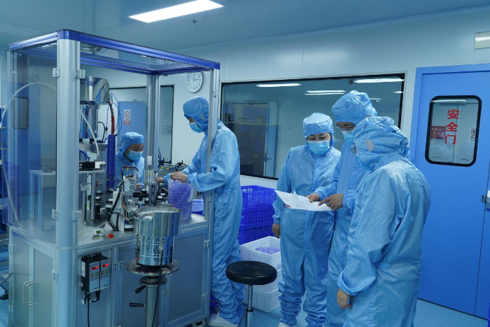 圖為檢查人員在生產(chǎn)車間查看產(chǎn)品生產(chǎn)記錄。（姜彥君 攝）