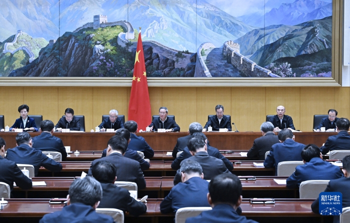 3月14日，國務(wù)院總理李強主持召開國務(wù)院第八次全體會議，深入學(xué)習(xí)貫徹習(xí)近平總書記在全國兩會期間的重要講話和全國兩會精神，對落實國務(wù)院2025年重點工作進行部署。新華社記者 饒愛民 攝