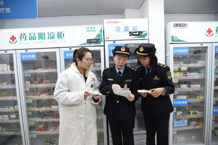 圖為4月3日，該局執(zhí)法人員在一家藥店核對(duì)藥品的購(gòu)進(jìn)渠道信息。（通訊員 韓吳琦攝）