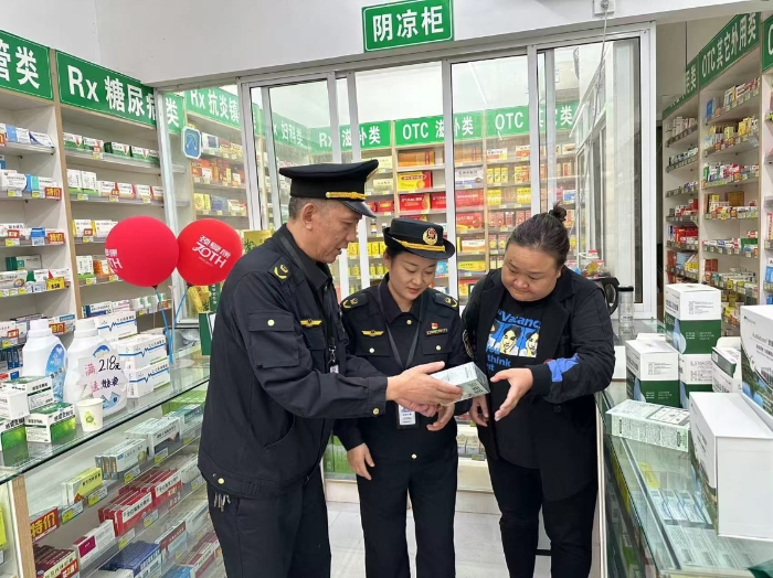 圖為4月7日，該局執(zhí)法人員在新妙鎮(zhèn)一家藥店檢查藥品質量。（通訊員 文光輝 攝）