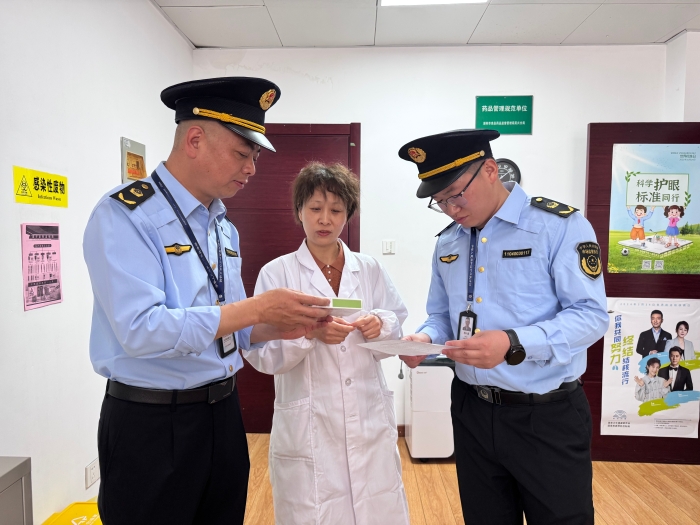 圖為該分局執(zhí)法人員正在一家學(xué)校醫(yī)務(wù)室開展藥品檢查。（王玉婷 孫建新 攝）