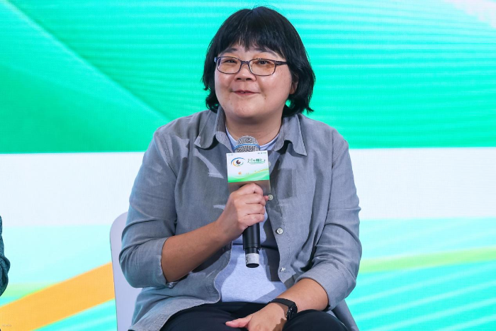 圖為Audrey Chia在第四屆守護全生命周期眼健康會議上發(fā)言。