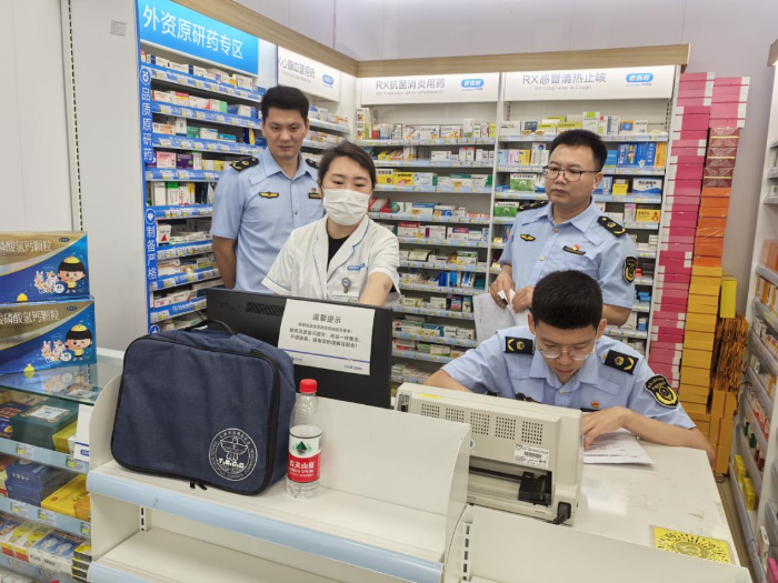 天津市藥監(jiān)局第三監(jiān)管辦聯(lián)合六個(gè)區(qū)市場監(jiān)管局深入實(shí)施藥品監(jiān)管“清源”行動(dòng)02