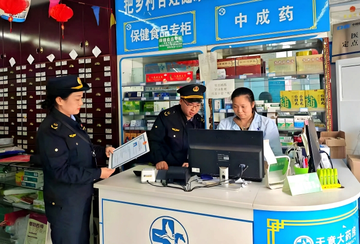 圖為10月22日，該局監(jiān)管人員在一家藥店通過核查處方，檢查執(zhí)業(yè)藥師是否在崗履職