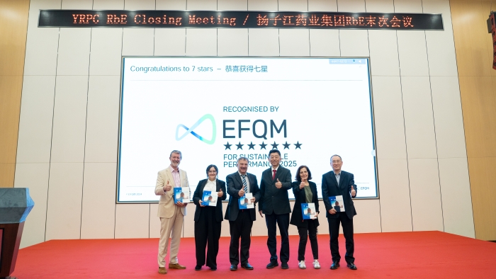 圖為EFQM RbE評審專家組在現(xiàn)場的合影。