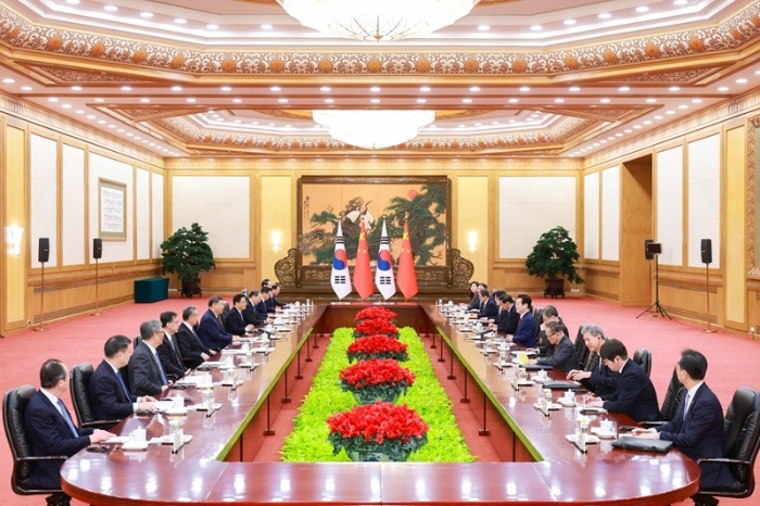 1月5日下午，國(guó)家主席習(xí)近平在北京人民大會(huì)堂同來(lái)華進(jìn)行國(guó)事訪問的韓國(guó)總統(tǒng)李在明舉行會(huì)談。新華社記者 劉彬 攝