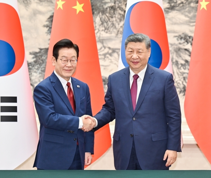 1月5日下午，國(guó)家主席習(xí)近平在北京人民大會(huì)堂同來(lái)華進(jìn)行國(guó)事訪問的韓國(guó)總統(tǒng)李在明舉行會(huì)談。會(huì)談后，兩國(guó)元首共同見證簽署合作文件。新華社記者 岳月偉 攝