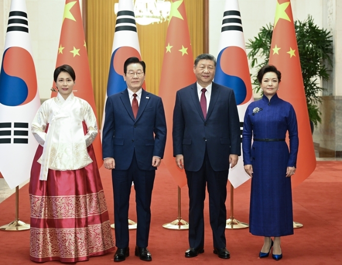1月5日下午，國(guó)家主席習(xí)近平在北京人民大會(huì)堂同來(lái)華進(jìn)行國(guó)事訪問的韓國(guó)總統(tǒng)李在明舉行會(huì)談。這是會(huì)談前，習(xí)近平和夫人彭麗媛同李在明和夫人金惠景合影。新華社記者 謝環(huán)馳 攝
