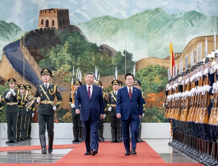 1月5日下午，國(guó)家主席習(xí)近平在北京人民大會(huì)堂同來(lái)華進(jìn)行國(guó)事訪問的韓國(guó)總統(tǒng)李在明舉行會(huì)談。這是會(huì)談前，習(xí)近平在人民大會(huì)堂北大廳為李在明舉行歡迎儀式。新華社記者 翟健嵐 攝