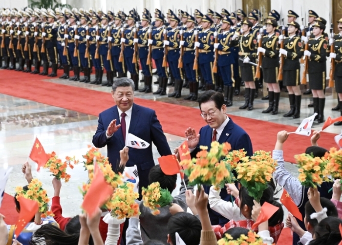 1月5日下午，國(guó)家主席習(xí)近平在北京人民大會(huì)堂同來(lái)華進(jìn)行國(guó)事訪問的韓國(guó)總統(tǒng)李在明舉行會(huì)談。這是會(huì)談前，習(xí)近平在人民大會(huì)堂北大廳為李在明舉行歡迎儀式。新華社記者 謝環(huán)馳 攝