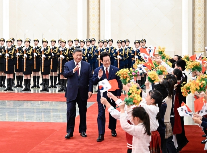 1月5日下午，國(guó)家主席習(xí)近平在北京人民大會(huì)堂同來(lái)華進(jìn)行國(guó)事訪問的韓國(guó)總統(tǒng)李在明舉行會(huì)談。這是會(huì)談前，習(xí)近平在人民大會(huì)堂北大廳為李在明舉行歡迎儀式。新華社記者 申宏 攝