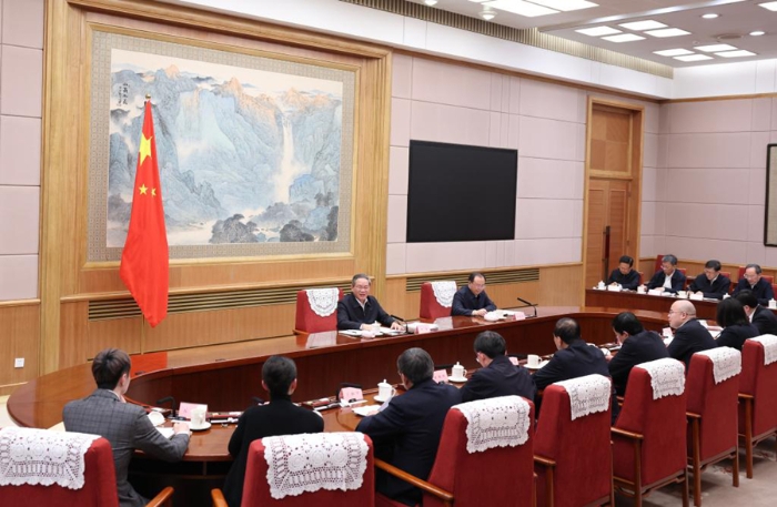 1月19日下午，中共中央政治局常委、國務(wù)院總理李強(qiáng)在北京主持召開專家、企業(yè)家和教科文衛(wèi)體等領(lǐng)域代表座談會，聽取對《政府工作報告》和《“十五五”規(guī)劃綱要（草案）》兩個征求意見稿的意見建議。新華社記者 黃敬文 攝