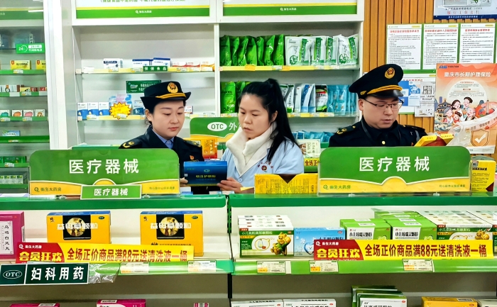 圖為1月29日，執(zhí)法人員在一家醫(yī)療器械銷售單位檢查醫(yī)療器械質(zhì)量。