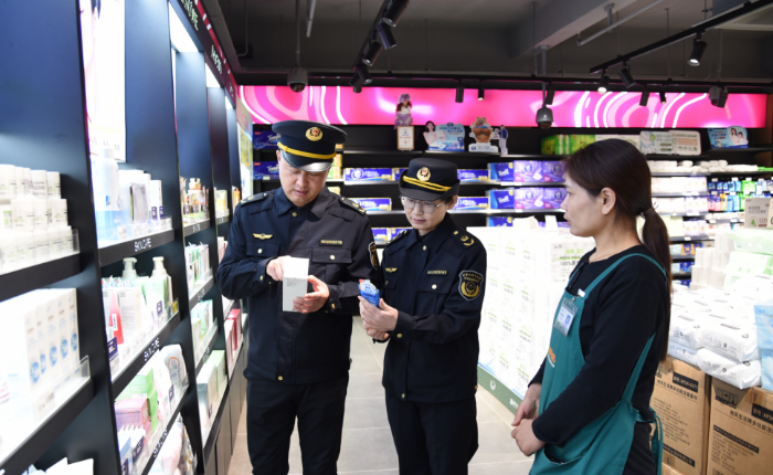 圖為1月30日，開封市市場監(jiān)管局執(zhí)法人員在一家商超化妝品專柜檢查標(biāo)簽標(biāo)識是否規(guī)范完整。