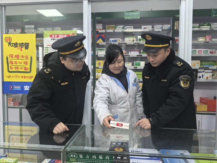 圖為執(zhí)法人員在該縣杭垓鎮(zhèn)一家藥店開(kāi)展檢查。