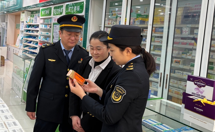 圖為2月4日，該局執(zhí)法人員在一家連鎖超市檢查藥品陳列情況。（王悅 攝）
