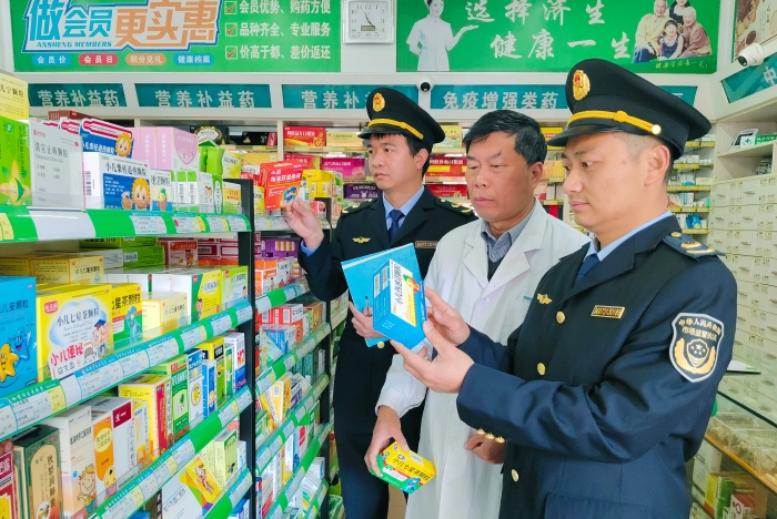 圖為執(zhí)法人員在疫苗接種單位進(jìn)行檢查。