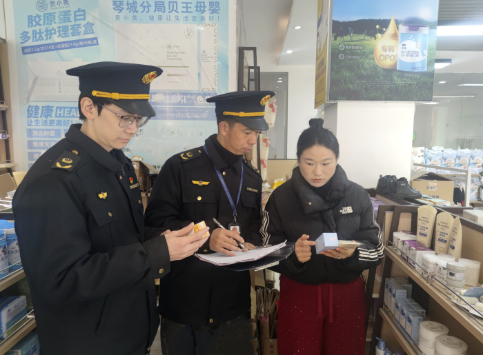 圖為執(zhí)法人員在一家母嬰用品店檢查幼兒護(hù)膚品注冊(cè)備案情況。（鄢國卿 攝）