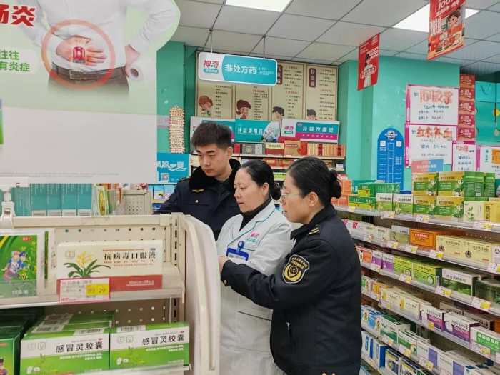 圖為執(zhí)法人員在一家藥品零售連鎖門店現(xiàn)場(chǎng)檢查。（張婷 攝）