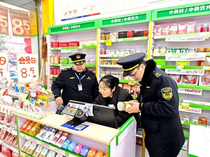 圖為該局監(jiān)管人員在一家藥店檢查中藥飲片的進(jìn)貨來源和銷售記錄 圖為該局監(jiān)管人員在一家藥店檢查中藥飲片的進(jìn)貨來源和銷售記錄