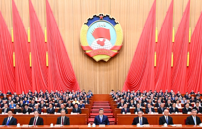 3月4日下午，中國人民政治協(xié)商會議第十四屆全國委員會第四次會議在北京人民大會堂開幕。這是習近平、李強、趙樂際、蔡奇、丁薛祥、李希、韓正在主席臺就座。新華社記者 燕雁 攝