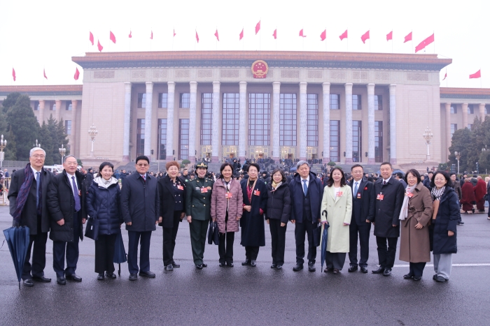 圖為3月4日下午，全國政協(xié)十四屆四次會議在北京人民大會堂開幕。全國政協(xié)醫(yī)衛(wèi)界部分委員步入會場前合影留念。 (記者李易真 攝)