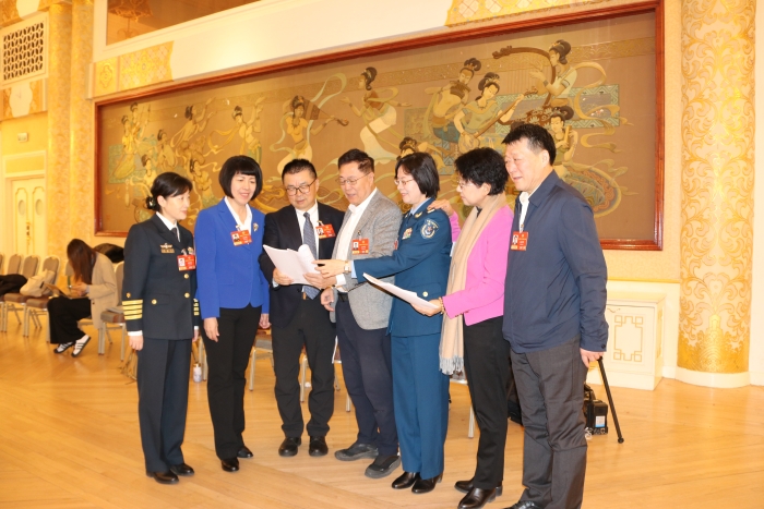3月5日下午，全國政協(xié)十四屆四次會議舉行小組會議，審議政協(xié)常委會工作報告和提案工作情況的報告。圖為全國政協(xié)醫(yī)衛(wèi)界部分委員在小組會議上討論報告。（記者李易真 攝）