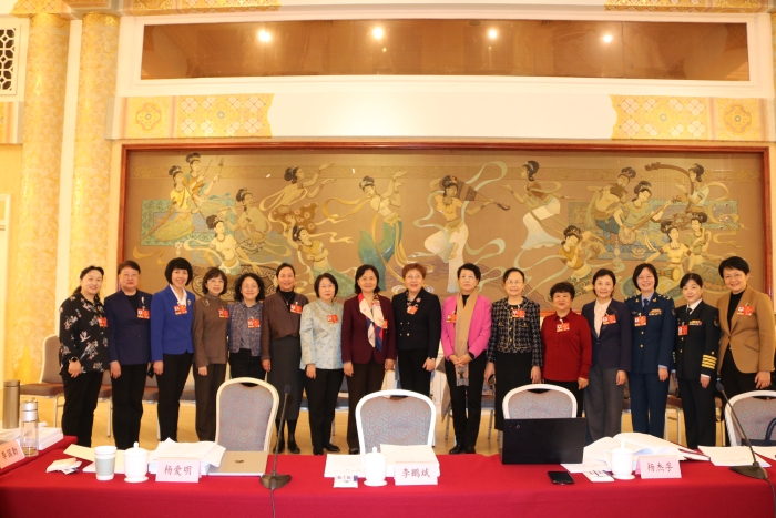 3月6日上午，全國政協(xié)十四屆四次會議舉行小組會議，討論政府工作報告、審議政協(xié)常委會工作報告。圖為全國政協(xié)醫(yī)衛(wèi)界部分女委員在會議休息期間合影。（記者李易真 攝）