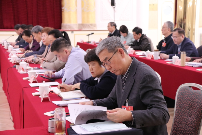 3月6日上午，全國政協(xié)十四屆四次會議舉行小組會議，討論政府工作報告、審議政協(xié)常委會工作報告。圖為全國政協(xié)醫(yī)衛(wèi)界部分委員在會議休息期間討論報告。（記者李易真 攝）