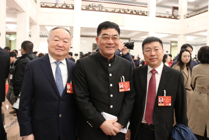 3月5日，十四屆全國人大四次會議在京開幕。全國人大代表、山東百多安醫(yī)療器械股份有限公司首席科學(xué)家張海軍，全國政協(xié)委員、中國科學(xué)院院士、復(fù)旦大學(xué)附屬中山醫(yī)院心內(nèi)科主任葛均波等人在步入人民大會堂后合影留念。