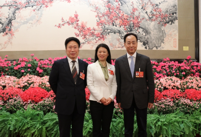 3月5日，十四屆全國人大四次會議在京開幕。全國人大代表、浙江中醫(yī)藥大學(xué)附屬第三醫(yī)院院長助理陳瑋，全國人大代表、上海中醫(yī)藥大學(xué)附屬岳陽中西醫(yī)結(jié)合醫(yī)院首席教授吳煥淦和全國人大代表、北京信利律師事務(wù)所首席合伙人閻建國在步入人民大會堂后合影留念。